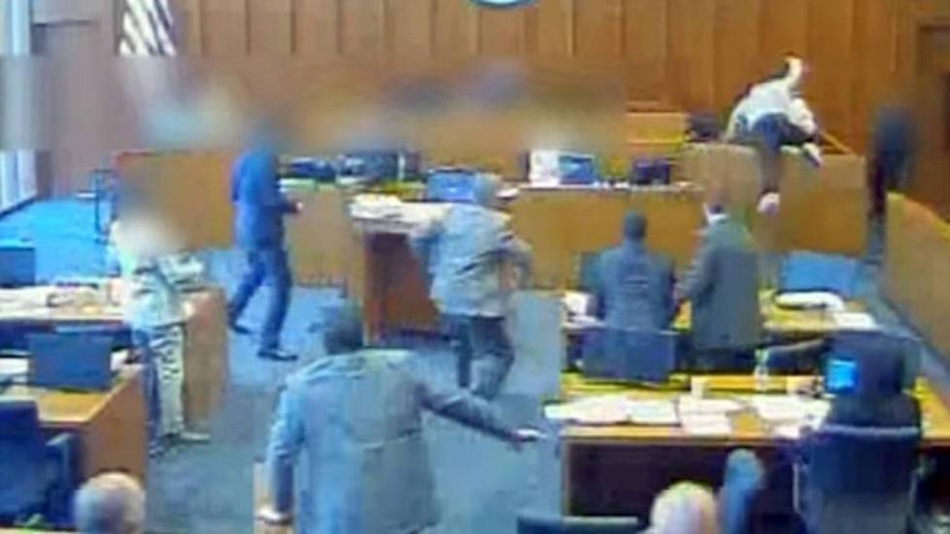 誰都打不動？唐斯生突內線被里薩謝單防 約翰遜反擊上籃輕松進